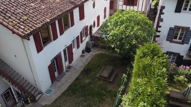 Maison Au Coeur De La Rue Pietonne Saint-Jean-Pied-de-Port Bagian luar foto
